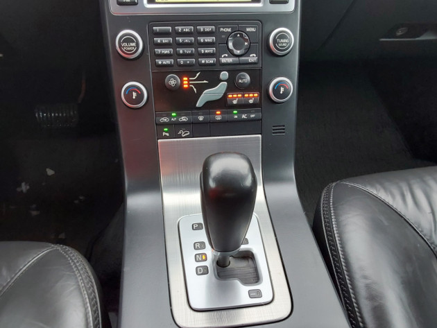 Volvo XC70 2.4D5 Summum 151kw,4X4,01.10` - attēls 15